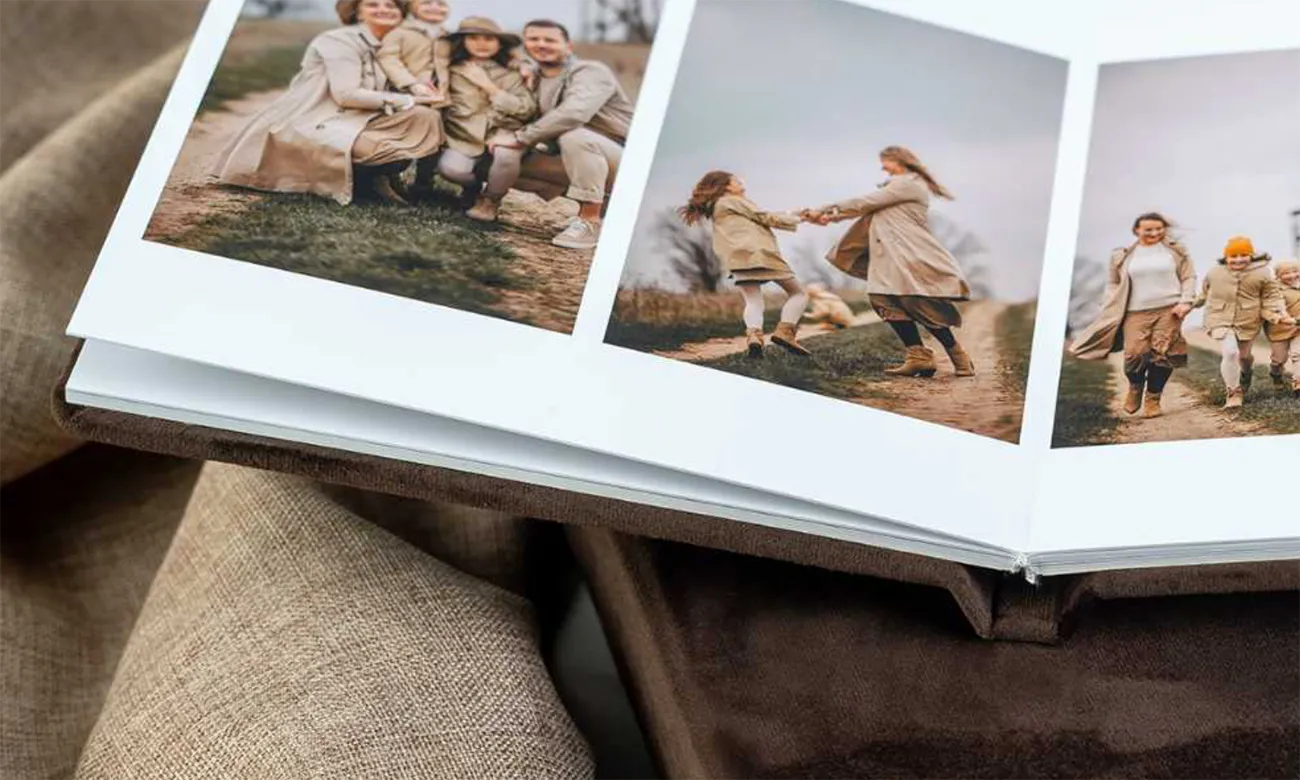 Bekijk het fotoalbum van een gezin tijdens een fotoshoot op locatie.