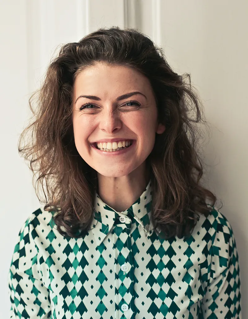 Vrouw met een brede lach, staat ze niet mooi op een foto?