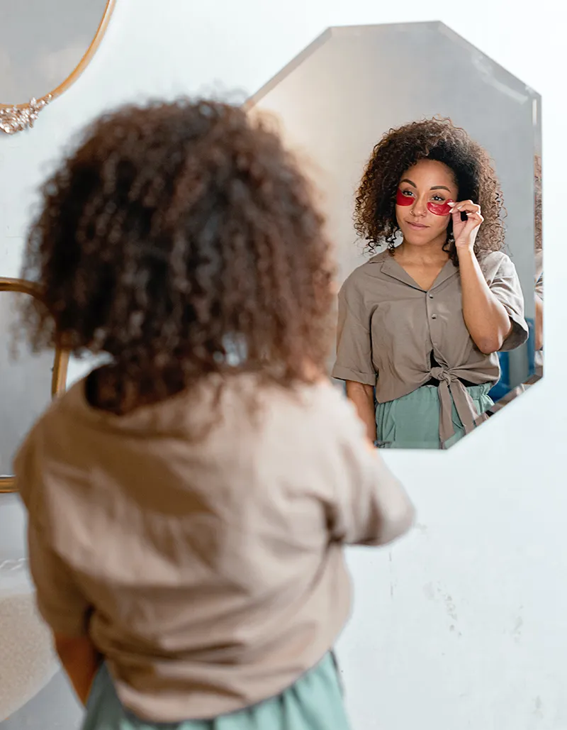 Vrouw die vind dat ze niet mooi op een foto staat.