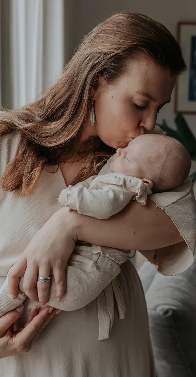 Newbornshoot noord holland mama kust baby in armen