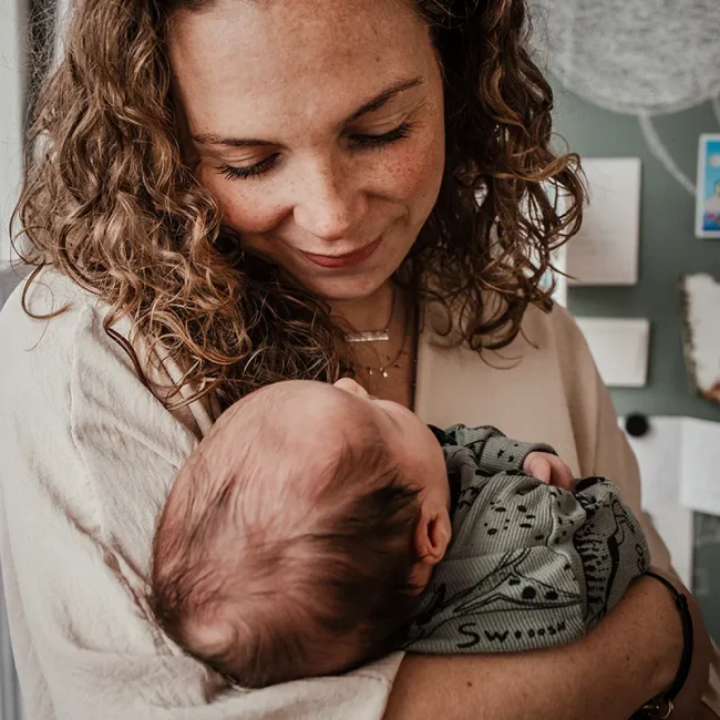 Newbornshoot noord holland mama met newborn in armen