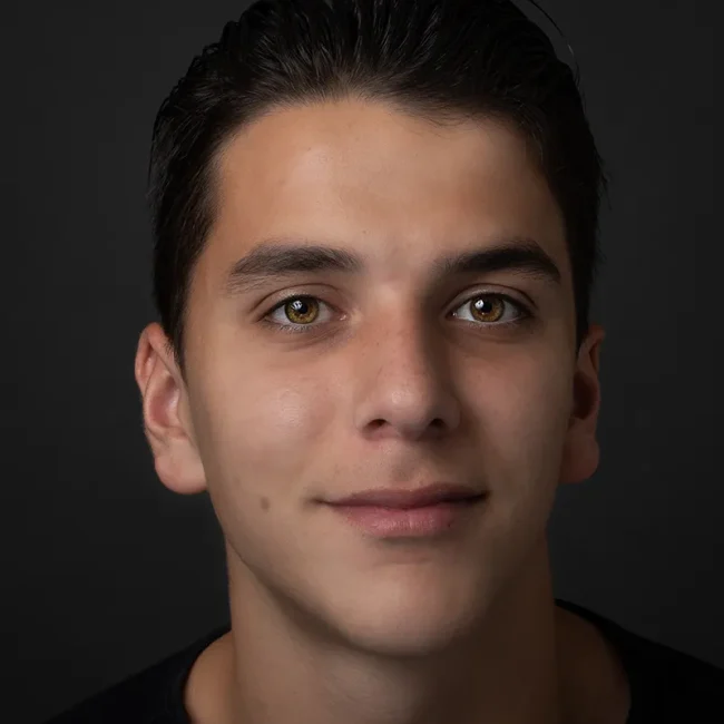 Studio Portret Assendelft jongeman glimlach bruine ogen