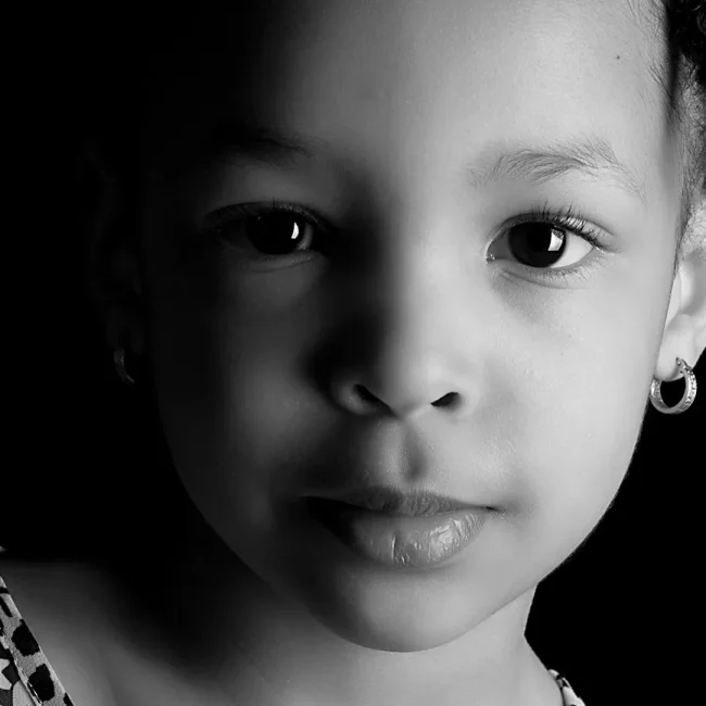 Studio Portret Assendelft ernstig meisje zwartwit
