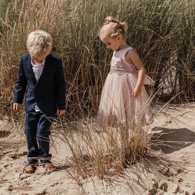 Trouwfotografie in Noord Holland duinen bruidskinderen spelen