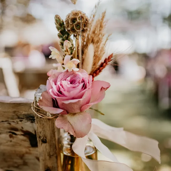 Trouwfotografie Noord Holland Bloemen aan stoel
