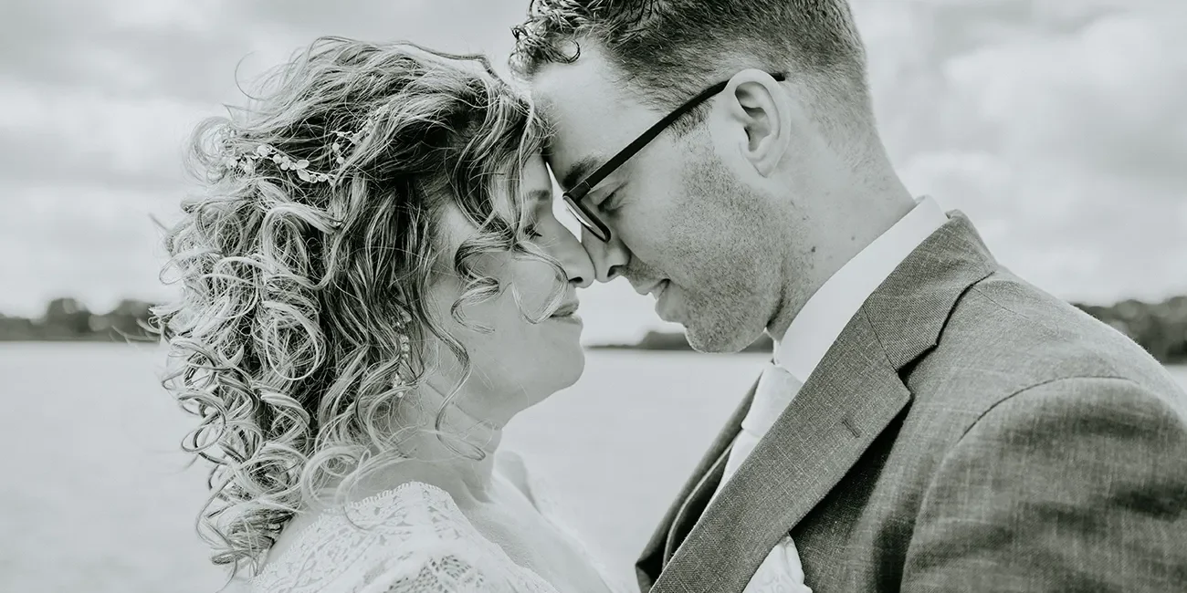 Trouwfotografie Noord Holland Geestmerambacht close-up zw