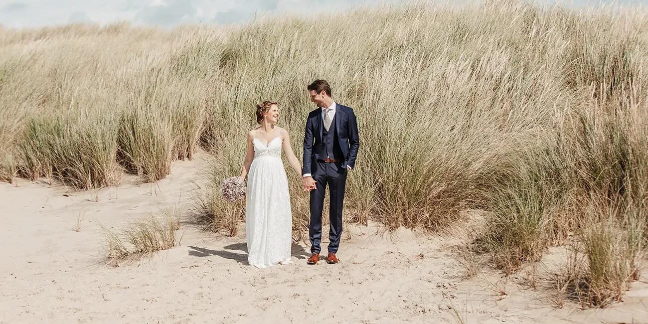 Trouwfotografie noord holland duinen stel hand in hand