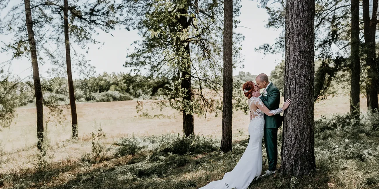 Trouwfotografie Noord Holland duinen kussend paar bos