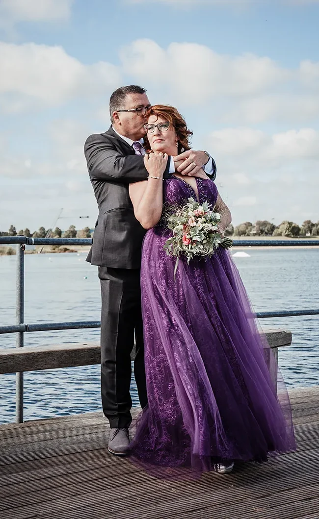 Trouwfotografie in Noord Holland bruid in paarse jurk