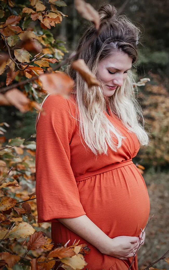 Zwangerschapsshoot bos noord holland herfstbladeren