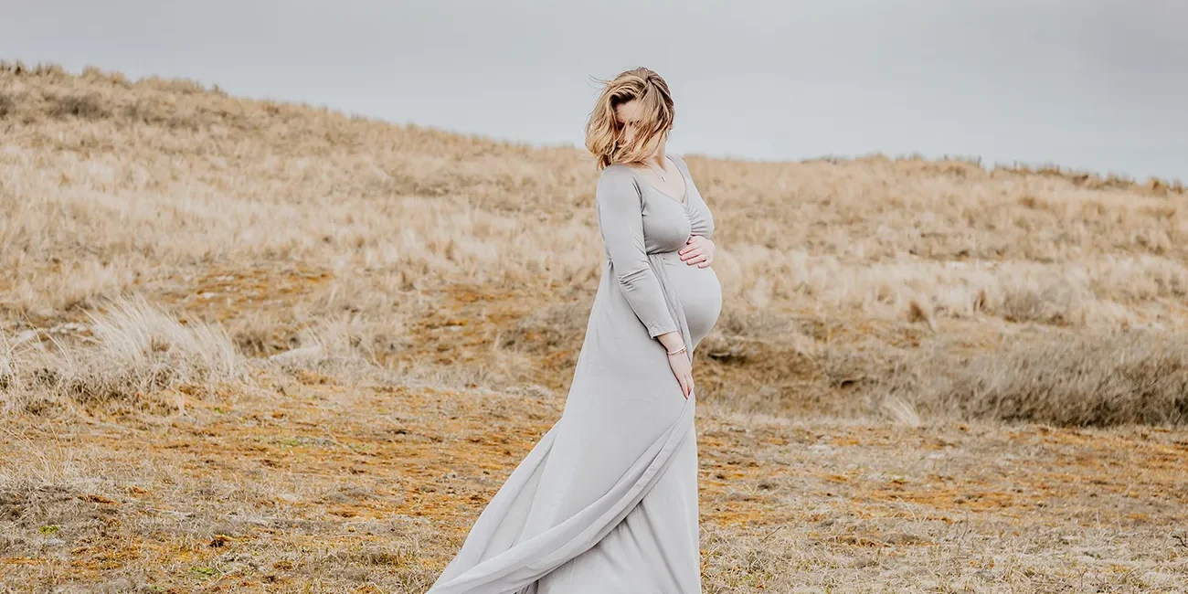 Zwangerschapsshoot noord holland duinen wapperende jurk