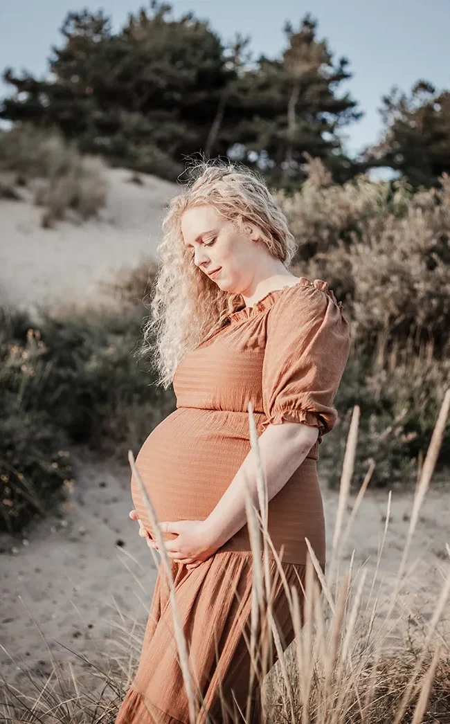 zwangerschapsshoot duinen Noord Holland vrouw bruine jurk