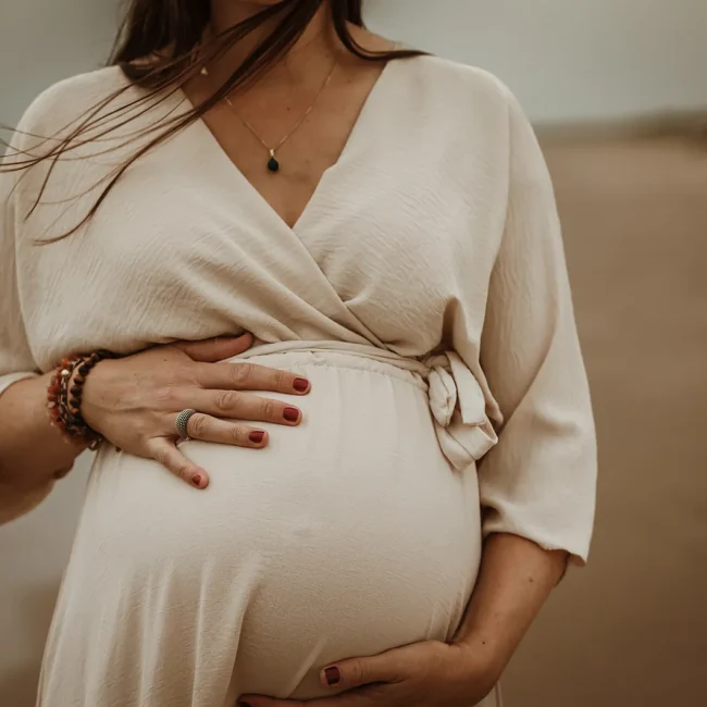 Zwangerschapsshoot strand noord holland buik close-up
