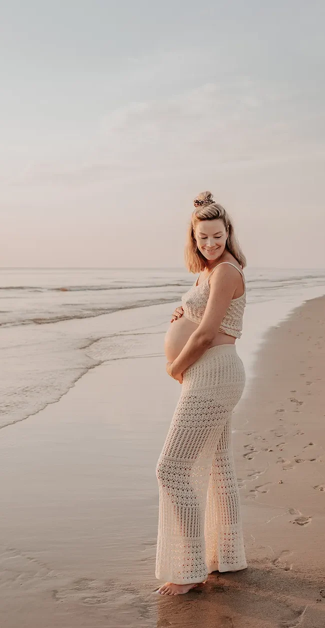 Zwangerschapsshoot strand noord holland vrouw gehaakte broek