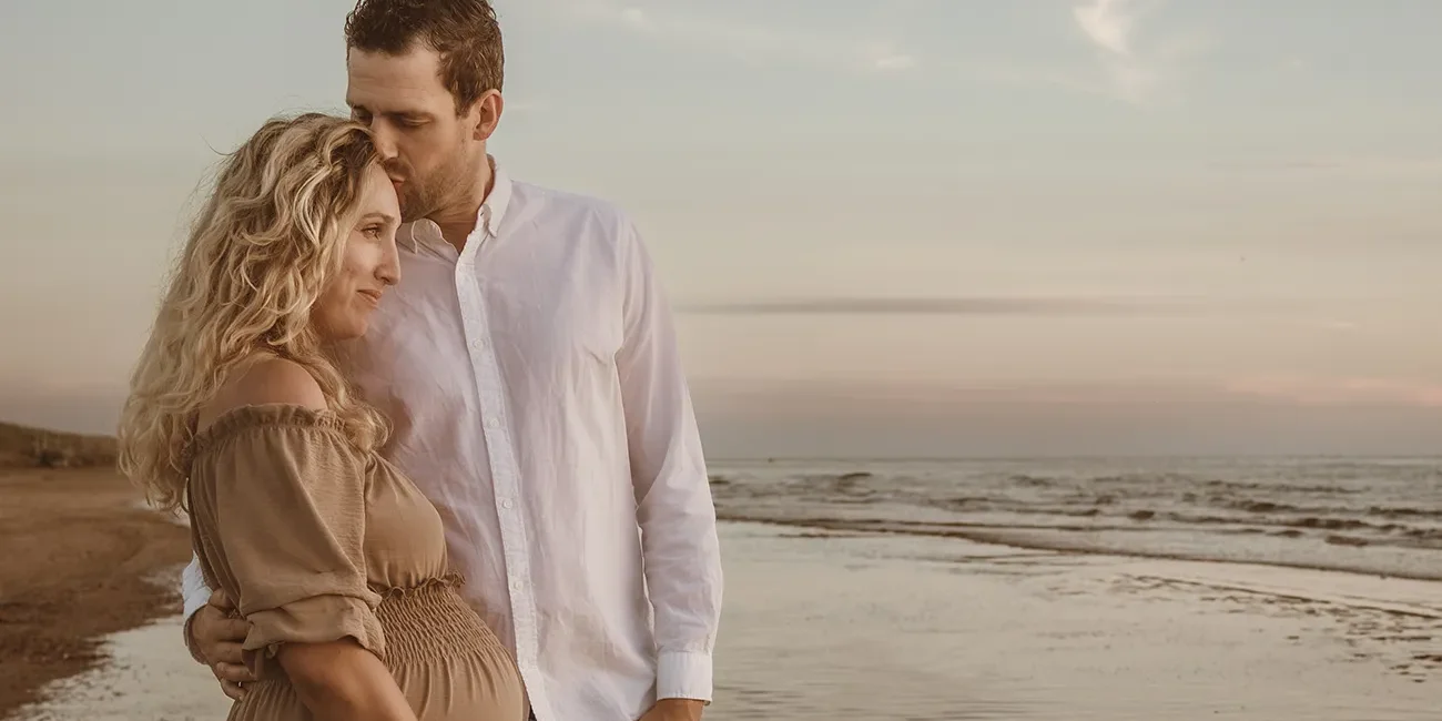 Zwangerschapsshoot strand noord holland man kust vrouw