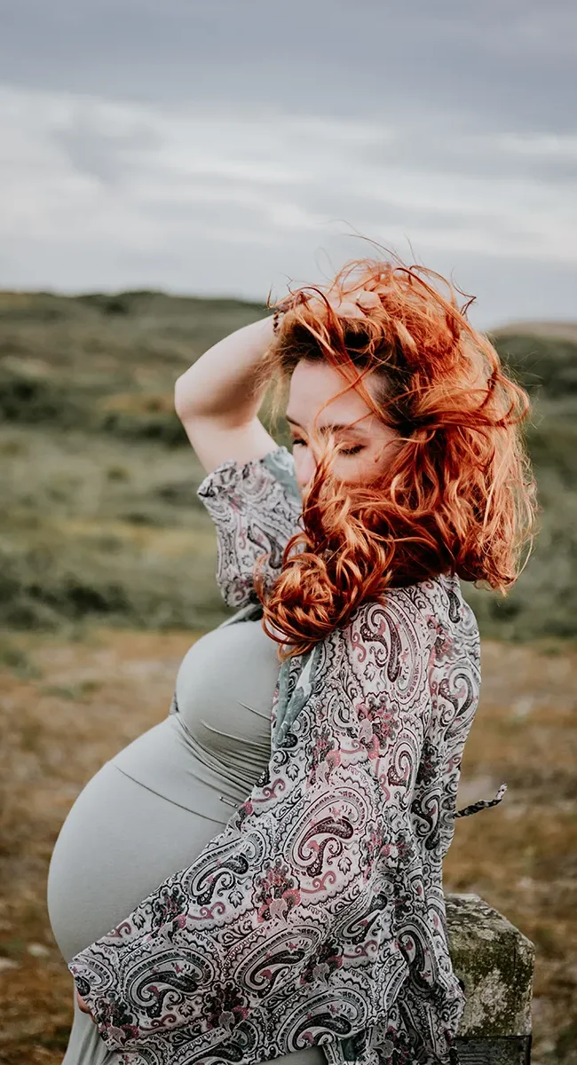 Zwangerschapsshoot noord holland duinen roodharige vrouw