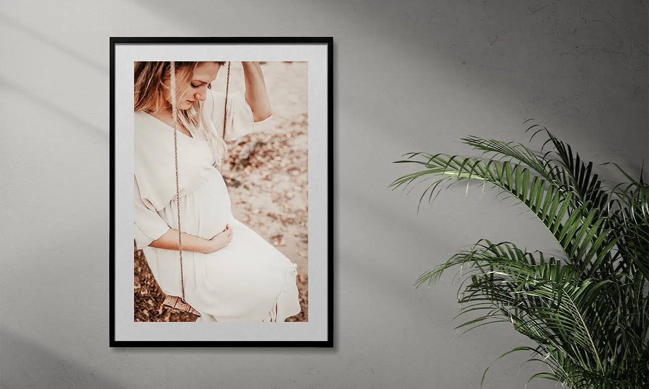 Foto’s te laten afdrukken heeft veel voordelen. Een zwangere vrouw op een schommel als wanddecoratie.