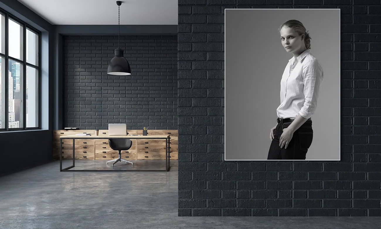 Voorbeeld van Foto’s te laten afdrukken. Een fotomodel als zwart wit foto aan de muur in een strak huis.