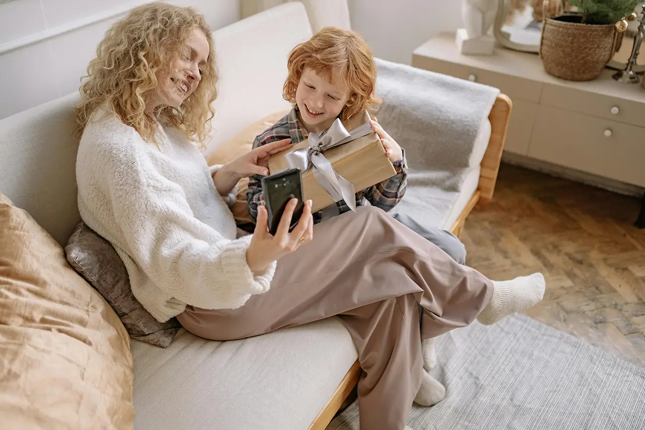 Vrouw maakt selfie en ze delen deze veilig online. Hierdoor wordt hun privacy beschermt.