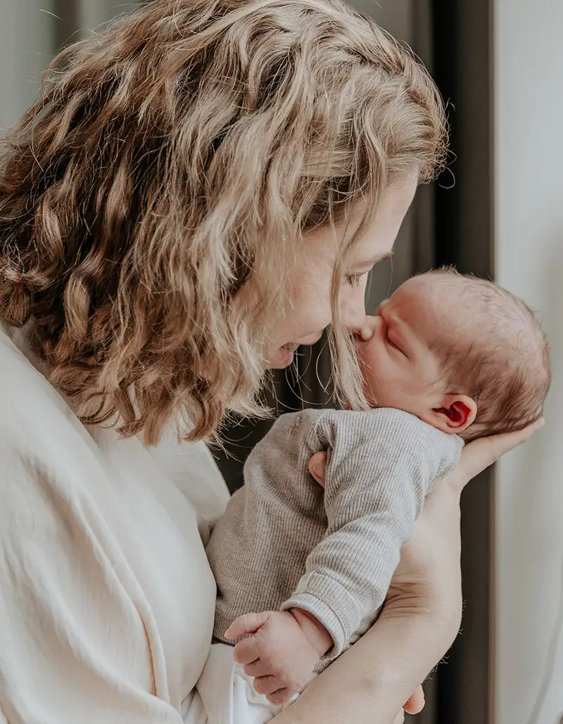 Mama en baby neus aan neus tijdens newbornshoot thuis